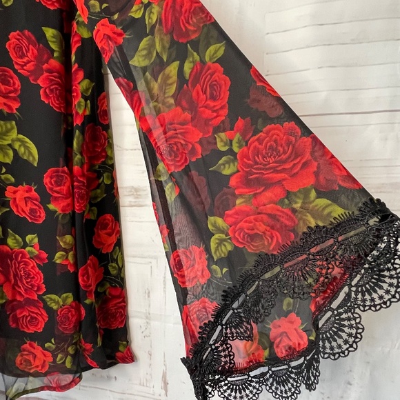 FOREVER 21 Womens Black Red Roses Chiffon B Neck Top Blouse Sz. Small Pre-owned - Picture 8 of 14